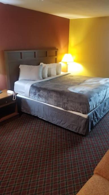 Hotel 2 Queen Beds Hotel Room 205 Wi-Fi Hot Tub Booking