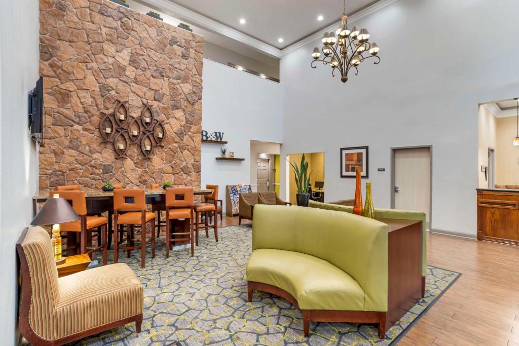 Best Western PLUS Hobby Airport Inn and Suites